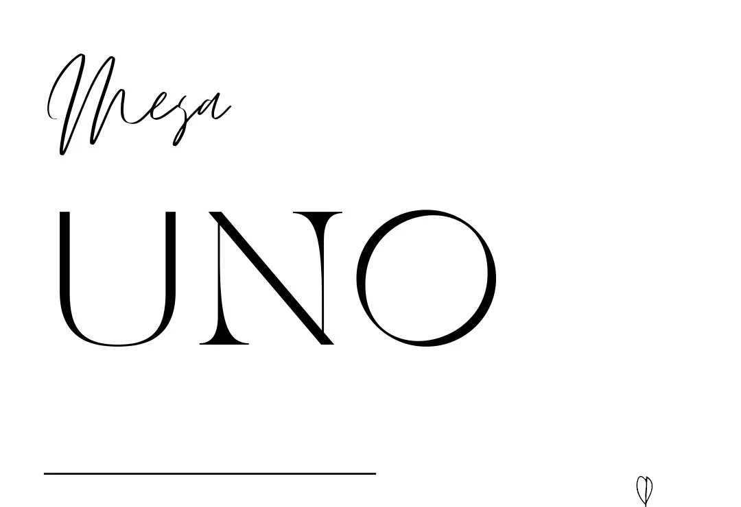 Detalle de cartel de mesa: la palabra Mesa en caligrafía sobre UNO en serif de gran tamaño
